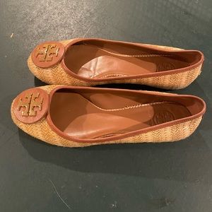 Size 9 flat. Leather trim and Tory emblem